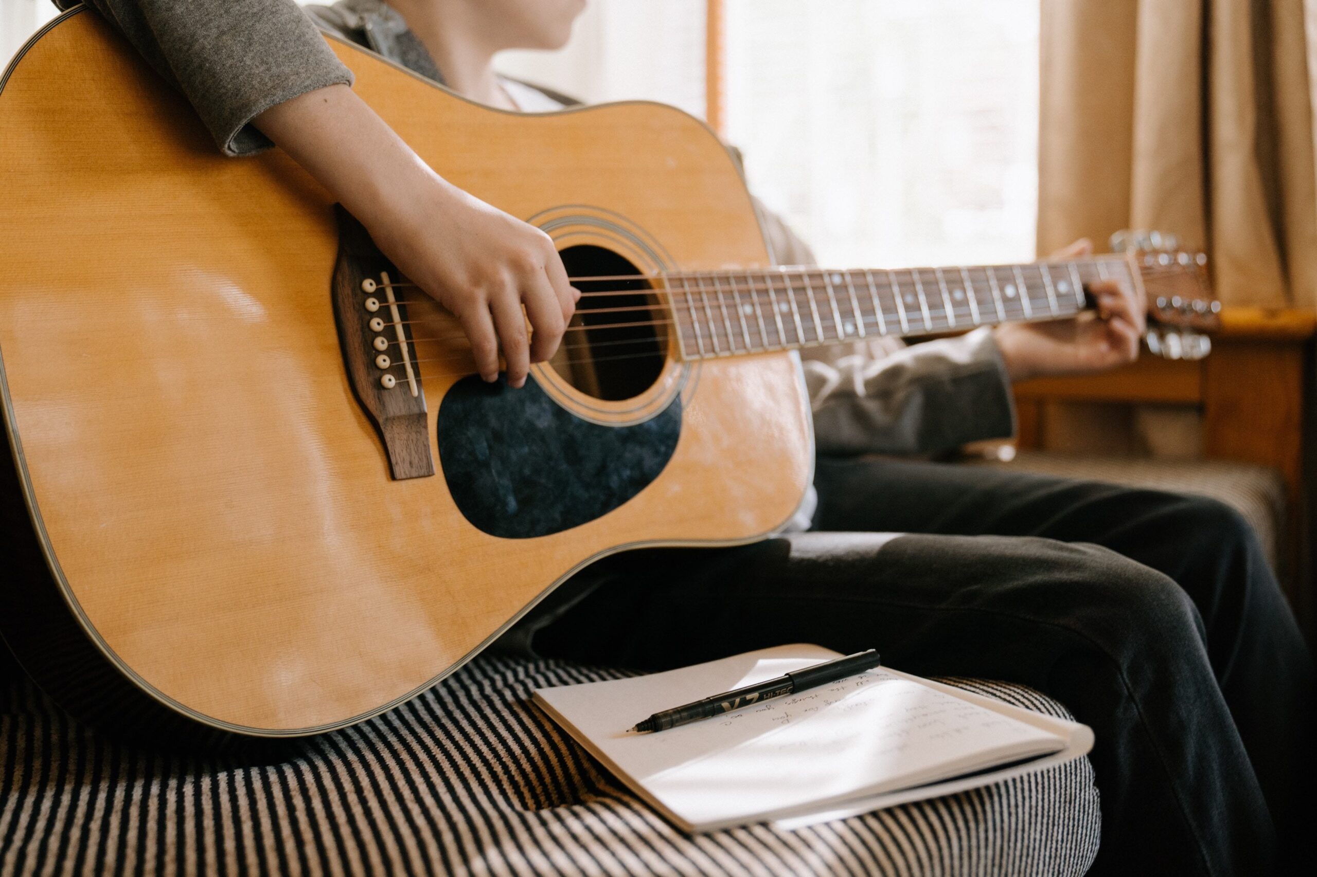 Cara Efektif Mengatasi Writer's Block Saat Menciptakan Melodi dan Lirik Lagu Ruang Studio Bersih
